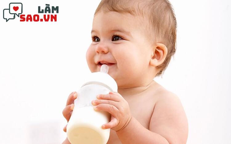 Cho trẻ tự cầm bình sữa